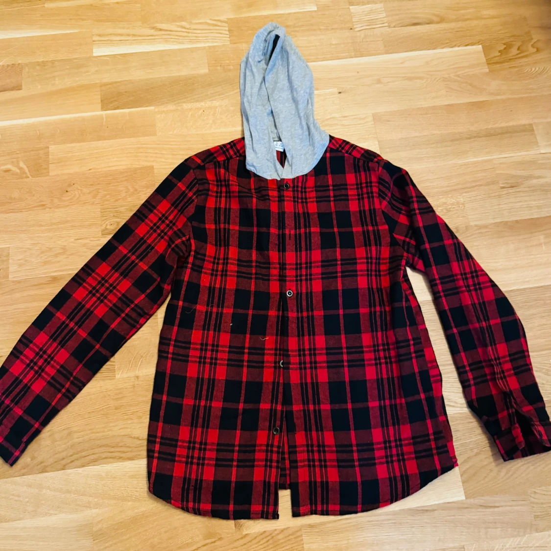 Rutig skjorta med luva 