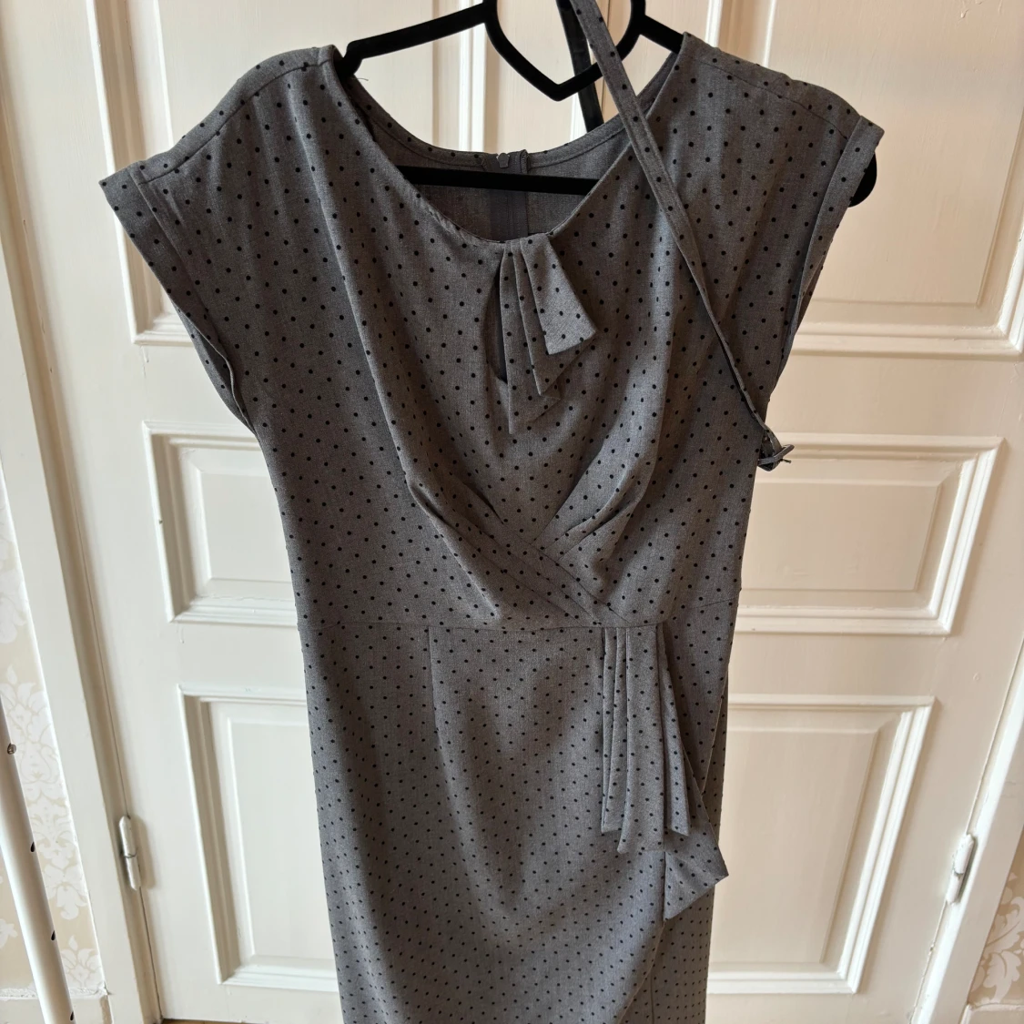 Grå klänning, Stop Staring! - 92