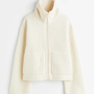 Teddyjacka - Säljer denna superfina teddyjackan från HM i superbra skick! Köpte runt december för 229kr! Skriv för fler bilder 🥰🥰