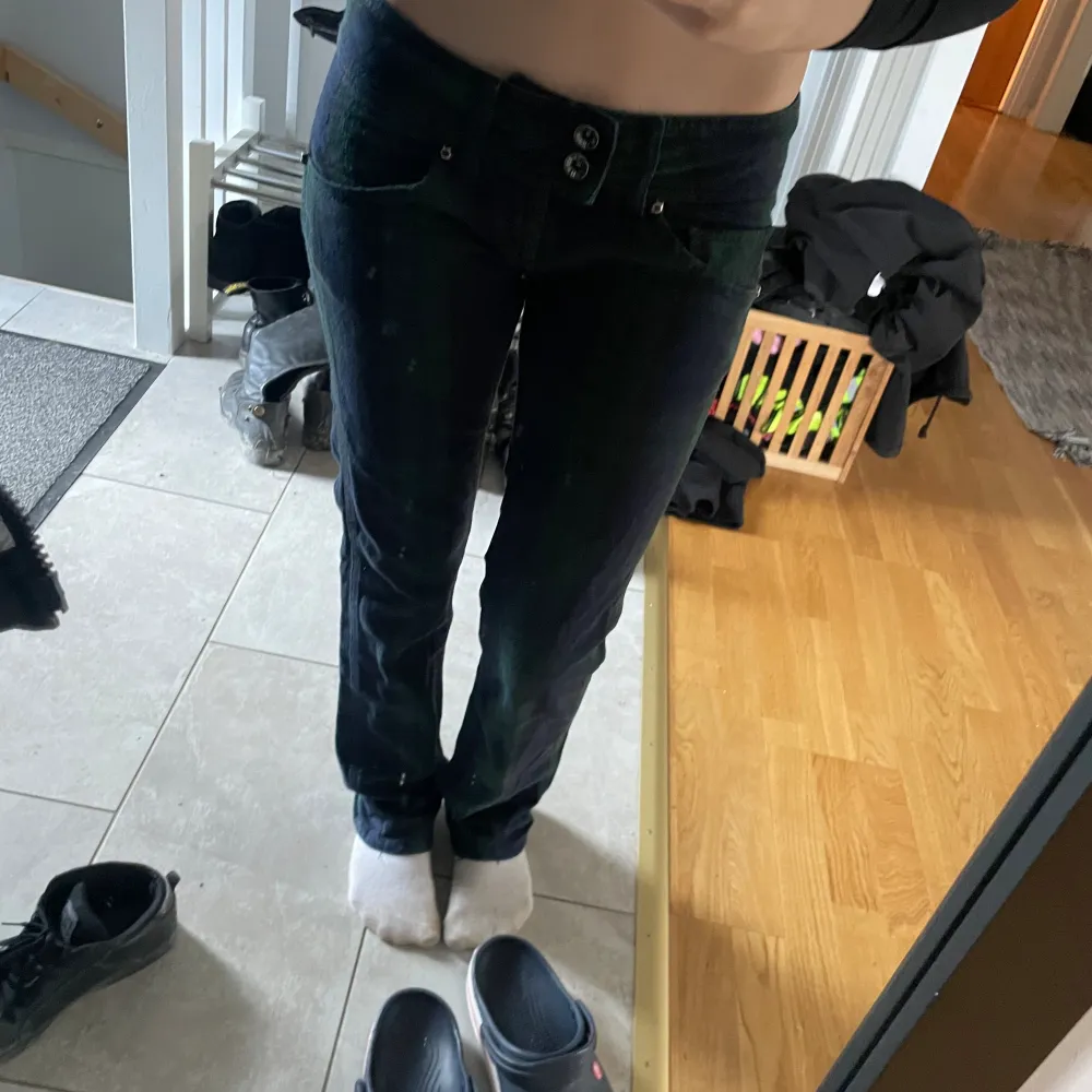 Jätte snygga lågmidjade jeans, inte skinny jeans men mer raka bara, sitter jätte snyggt!🫶🏻 jag är 162 cm och de är lite för långa för mig, bra skick💗. Jeans & Byxor.