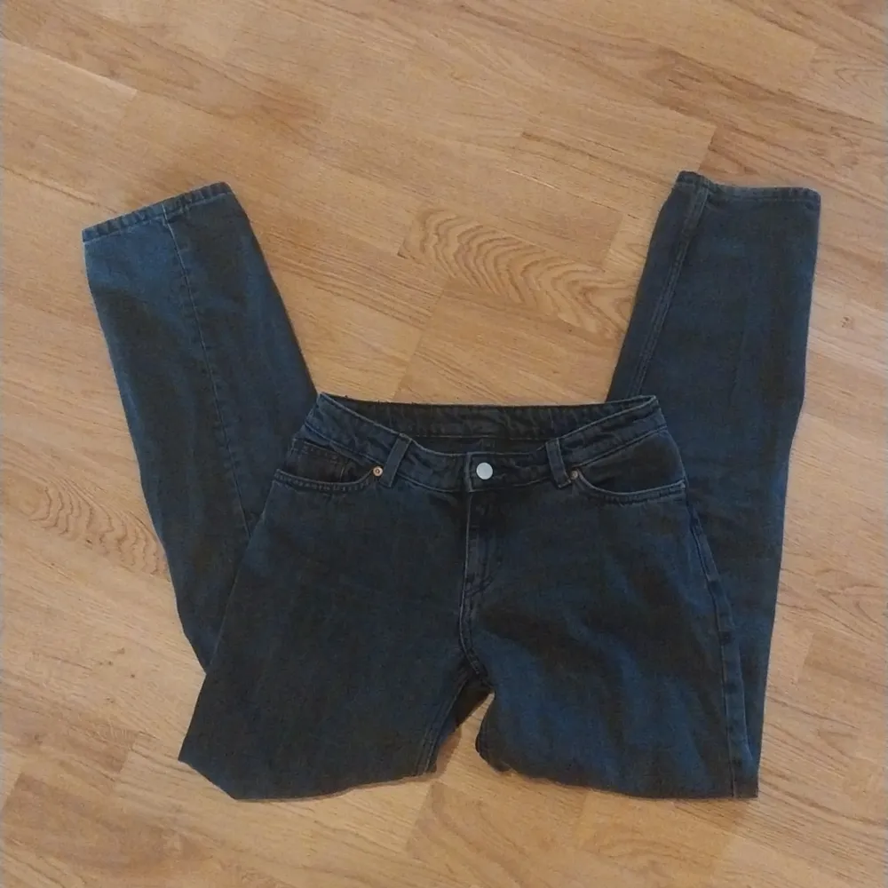 Monki jeans i storlek 25/32, använda fåtal gånger. Lågmidjade. Orginalpris 499:- . Jeans & Byxor.