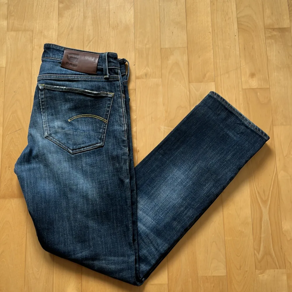 Hej jag säljer ett par snygga G-star raw jeans 3301 Straight i storlek 33/32[ Jeansen är använda men väl omhändertagna. Skick 7/10, Nypris cirka 1000:- mitt pris: 249:-. Jeans & Byxor.