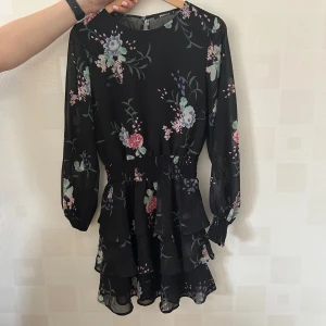 Fin klänning från Gina Tricot  - En fin klänning från Gina Tricot! Mycket fint skick! Storlek 36