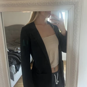 Svart kavaj - Aldrig använd, strl xs. Mer bomullsmaterial/polyester så väldigt bekväm 