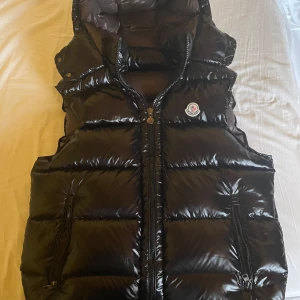 Moncler bormes väst - Mycket bra skick är som ny. Har innan kvitto pga föra ägaren. Inte helt säker att den är äkta men ganska säker för folk har tittat på den och sagt att det ser bra ut. Lägg bud hälst över 2100kr. Skriv ifall du vill ha bilder eller information. Mvh