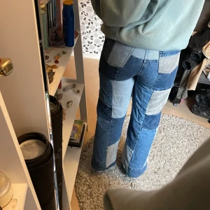 Jeans med flera tyg  - Jeans från Urban outfitters. Storlek W26, L32 från början men har sytt dessa byxor så längden är kortare nu. Passar 162 cm. Bra skick. Passar storlek S.