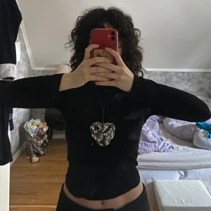 Halsband - Fantastiskt franskt hantverk 💘Ett stort hjärta i okänd metall men troligen stainless steel och en stadig läderrem!