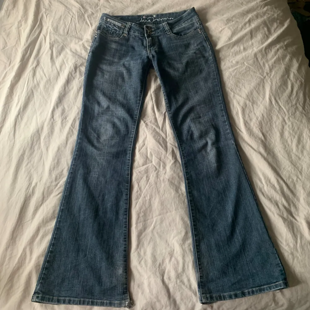 Lågmidjade bootcut jeans, står 12 i dem men skulle säga det motsvarar 36/38. . Jeans & Byxor.