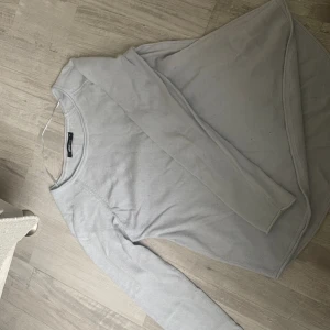 Stickad tröja  - Upptäckte pytte små fläckar som borde gå bort i tvätt, använd 1-2 gånger 