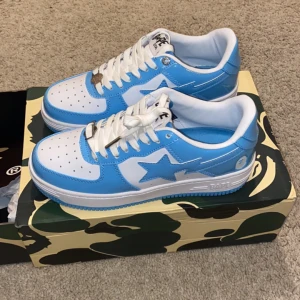 Bapesta - Helt nya bapesta, schyssta skor till sommaren. Strl 37. Köpta för 2899kr. Skriv för fler bilder eller frågor 🙌