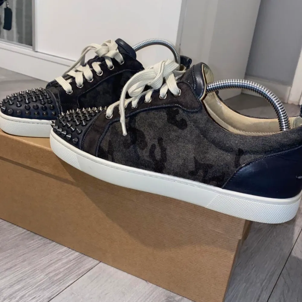 Säljer nu mina ritkigt feta och rare loubs eftersom dom inte passar mig längre. Har använt dom i ca 2 år och skicket är fortfarande nästintill perfekt 🤩 . Kengät.