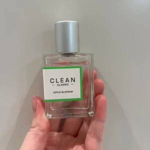 Clean parfym  - Säljer denna clean parfymen då den inte kommer till användning för att jag har andra favoriter. Luktar extremt fräscht och sött av äpple. Perfekt nu till sommaren! 🍏🍎🥥💫🥰