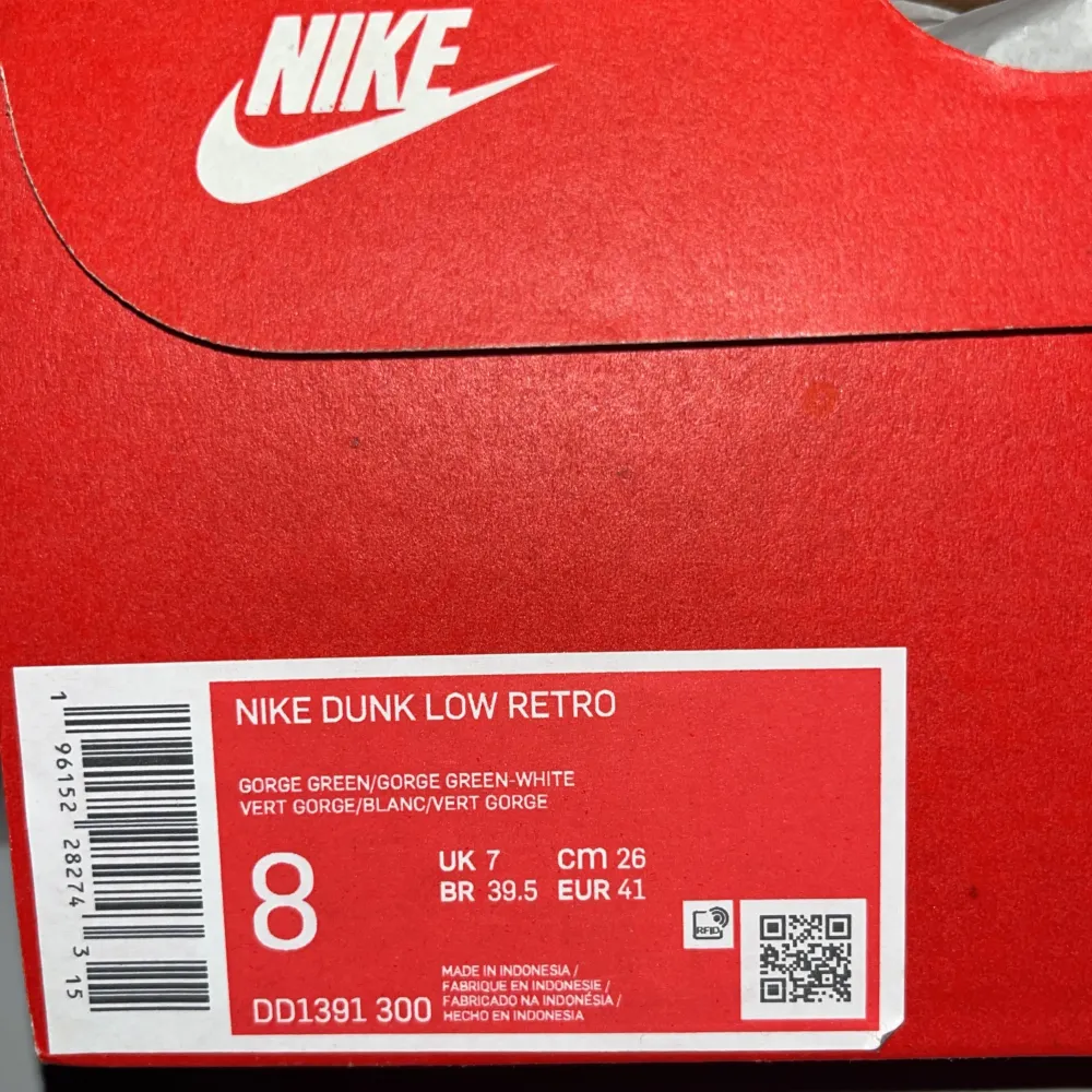 Säljer Nike dunks. Bra skick och knappt andvända. Nike lådan ingår. Kvitto finns. Pris kan diskuteras.. Skor.