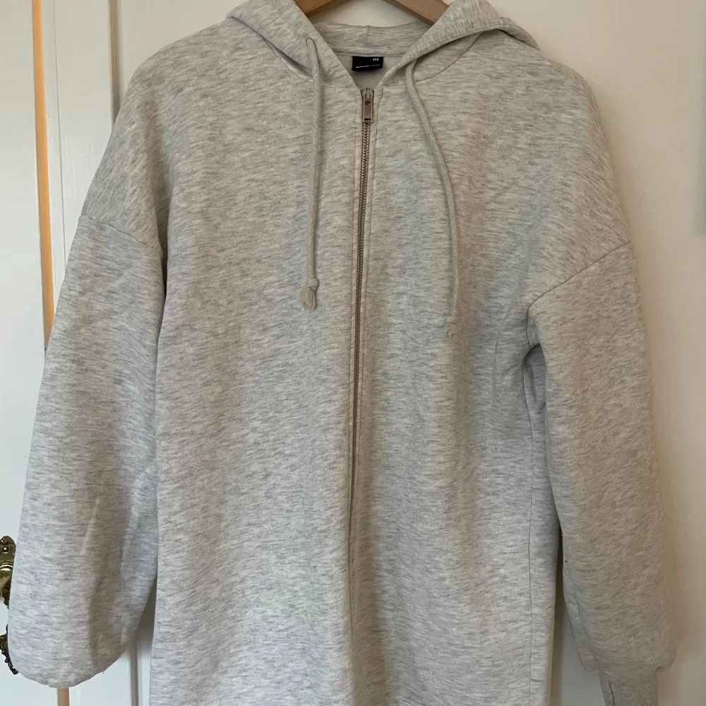 En superfin overzied hoodie från Ginatricot. Använd fåtal gånger och är i fint skick. Originalpris 400 kr.🤍. Hoodies.