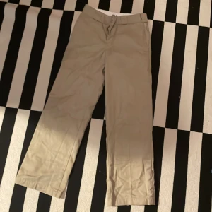 Dickies 874 chinos - Säljer mina Dickies chinos pga att de är för små för mig. Skicket är perfekt förutom små hål längst nere på byxbenet (se på bilden). Pris går att diskutera.