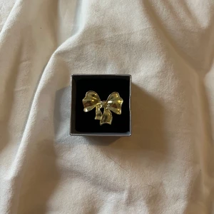 Rosettring  - Fin justerbar ring i guld som inte kommer till användning💕