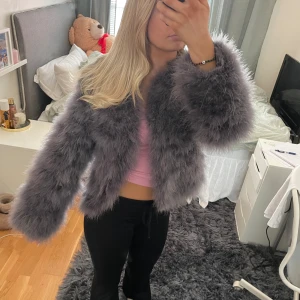 Pälsjacka  - Superfin pälsjacka från DM❤️ nypris cirka 1200!! Säljer för lägst 250