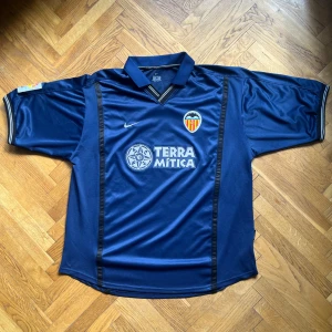 Valencia fotbollströja 2000/01 - Valencia fotbollströja från 2000/01 säsongen. Denna säsongen kom Valencia till CL final där kapten Mendieta var en viktig spelare. Storlek XL, 9/10 skick. 