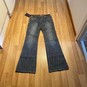 (20) Lågmidjade bootcut jeans helt nya med lappar kvar och specialfickor. Midjemått rakt över: 36cm, innerbenslängd: 84cm stretchiga🩵