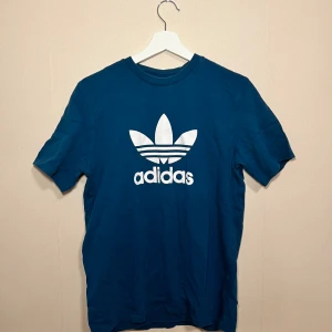 T-shirt  - Säljer t-shirts och pike, de alla är storlek S och kan även säljas billigare i köp av flera. Finns att hämta i Stockholm och uppsala med. 