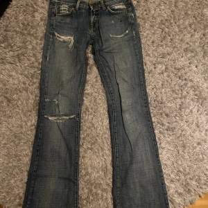 Så sjukt snygga jeans från replay⭐️. De är både lågmidjade och lite bootcut/straight. Innerbenslängd: 80 cm Midjemått: 37 cm