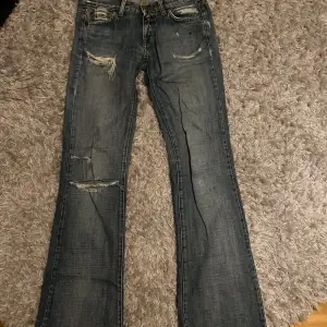 Så sjukt snygga jeans från replay⭐️. De är både lågmidjade och lite bootcut/straight. Innerbenslängd: 80 cm Midjemått: 37 cm