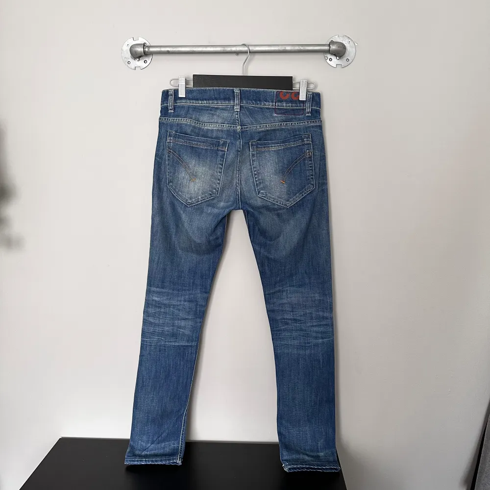 Tjena, säljer ett par Dondup jeans i storlek 32 och modellen ”George”. Jeansen är i topp skick utan några defekter. Nypris  ~3500kr, vi säljer för endast 1099kr❗️. Jeans & Byxor.