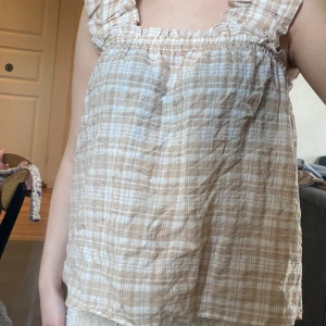 &other stories - helt ny med lappar från &other stories sååå snygg och passar s/m ♥️♥️♥️