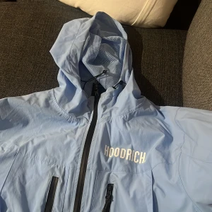 Sällsynt Hoodrich vindjacka - Säljer denna sällsynta Hoodrich jackan. Har köpt den i london och är svår att hitta en som denna. Tveka inte på hör av er 