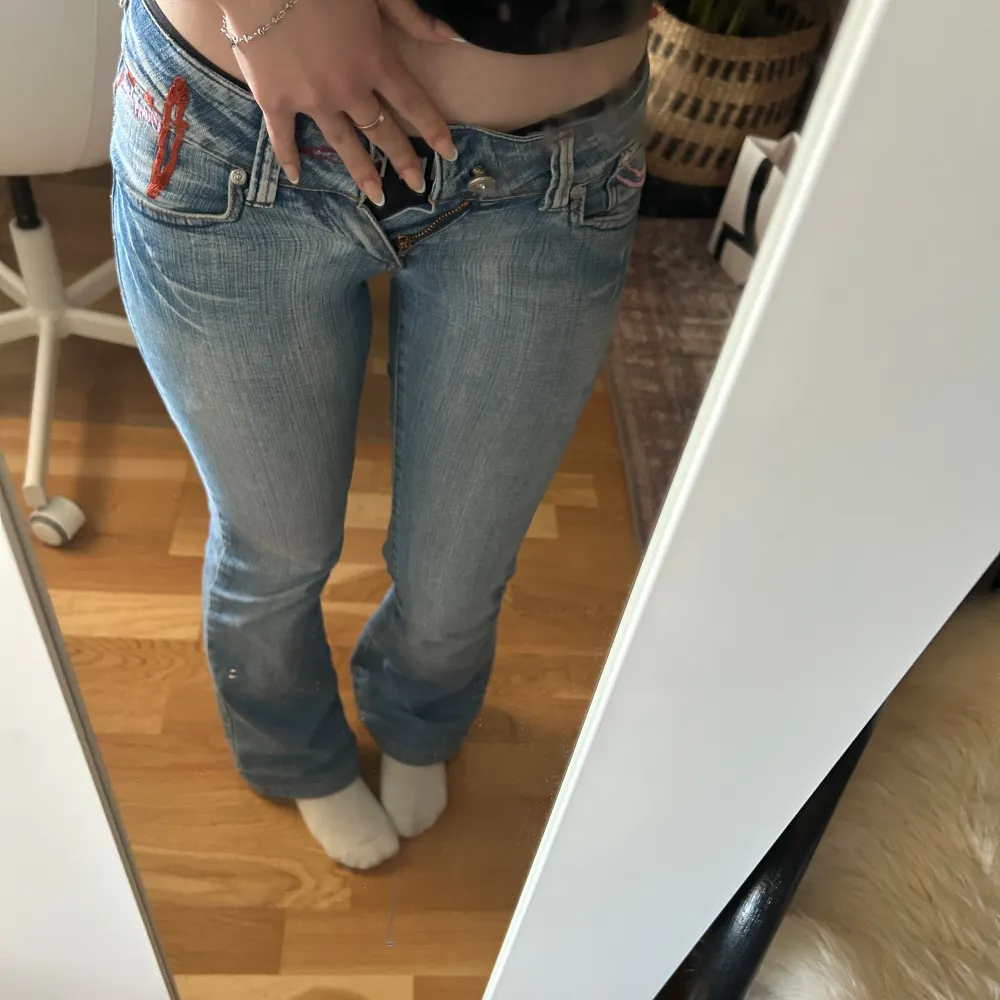 OBS! Dragkedjan på gylfen är trasig, alltså går den ej att stänga. Väldigt små jeans för övrigt som är köpta här på Plick :).. Jeans & Byxor.