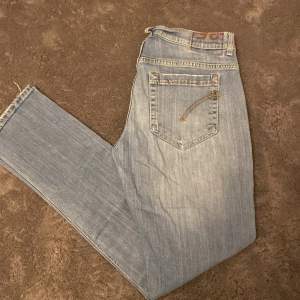 Snygga Dondup George jeans | Storleken är 35 och måtten är: 103cm på längden och på bredden: 40cm | Jeansen är i befintligt skick | Hör av er vid frågor!
