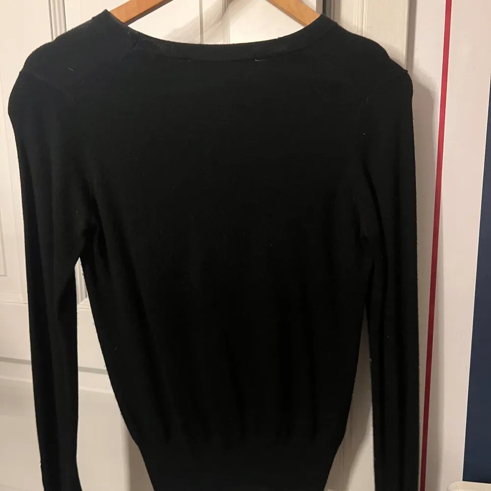 Helt vanlig svart tröja med lite knapp detaljer, köpt på zara💕. Tröjor & Koftor.
