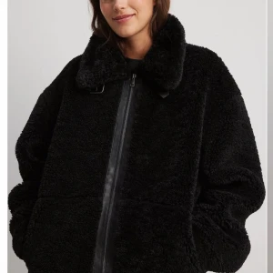 Superfin Teddy jacka - Jättefin jacka från NAKD. Endast testad, tänkte behålla men ändrade mig då den är för stor på mig. Köpt för 999kr.