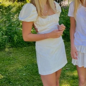 Vit klänning - Fin klänning från zara i storlek xs, perfekt till studenten !!! Endast använd 1 gång