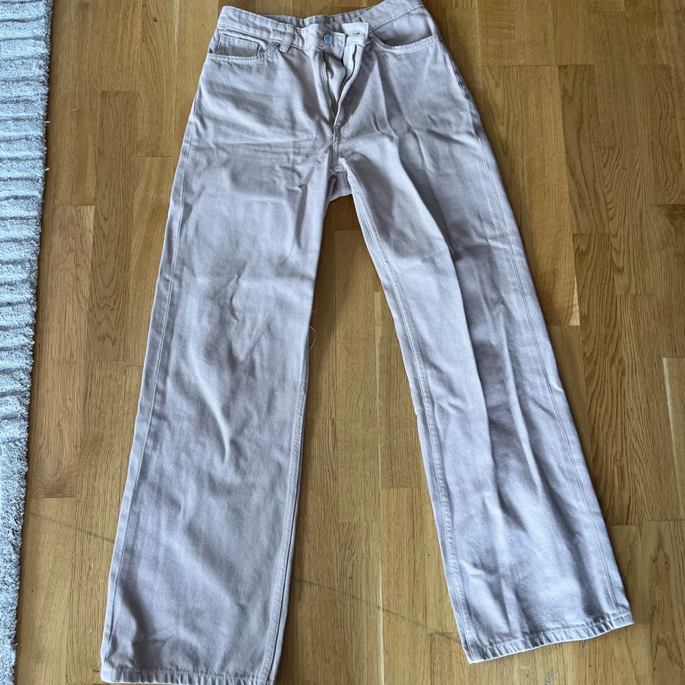 Ett par rosa/beiga jeans (mer mot det rosa hållet än vad som framkommer på bilden)  High waisted jeans från MONKI stl 28.  Säljer på grund av blivit för korta. Använda ett par gånger så det är lite slitage, syns på bilderna. . Jeans & Byxor.