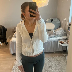 Kofta - Säljer denna fina kofta från brandy Melville, passar mig som bär S, använd 4 gånger!🤍nypris 399