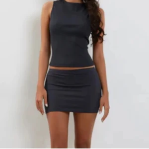 Motel rocks mini skirt grey - Säljer denna superfina minikjolen från Motel Rocks i färgen Ocean Storm! Prislapp kvar och aldrig använd!  Slutsåld på hemsidan och köpt för 320kr