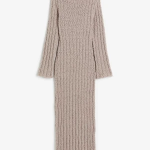 Klänning - Säljer denna klänning då den aldrig kommit till användning. Har endast testat den en gång så den är som ny. Ord. Pris 399 kr.