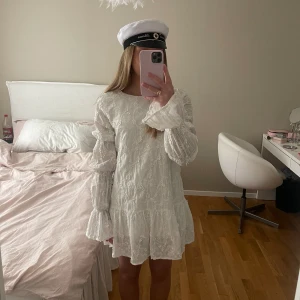 Vit klänning - En intressekoll på denna superfina studentklänning från NA-KD. har hittat en annan till min student och funderar därför på att sälja denna. Slutsåld på hemsidan och är i nyskick!!