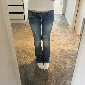 Lågmidjade bootcut jeans - Skitsnygga lågmidjade bootcut jeans från guess🥹💋🙏🏻 midjemåttet: ca 36 cm rakt över innerbeslängd: ca 80cm❣️ Pris kan diskuteras vid snabb affär, använd gärna köp nu funktionen🙏🏻🙏🏻 skriv till mig för fler bilder