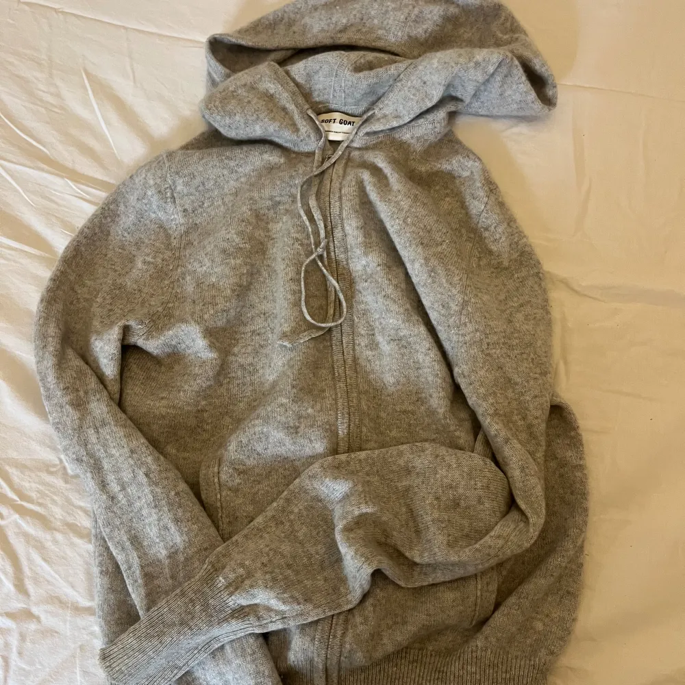 Ljusgrå zip hoodie från Soft Goat i 100% kashmir. Knappt använd så väldigt bra skick! Nypris 2495kr💕. Tröjor & Koftor.