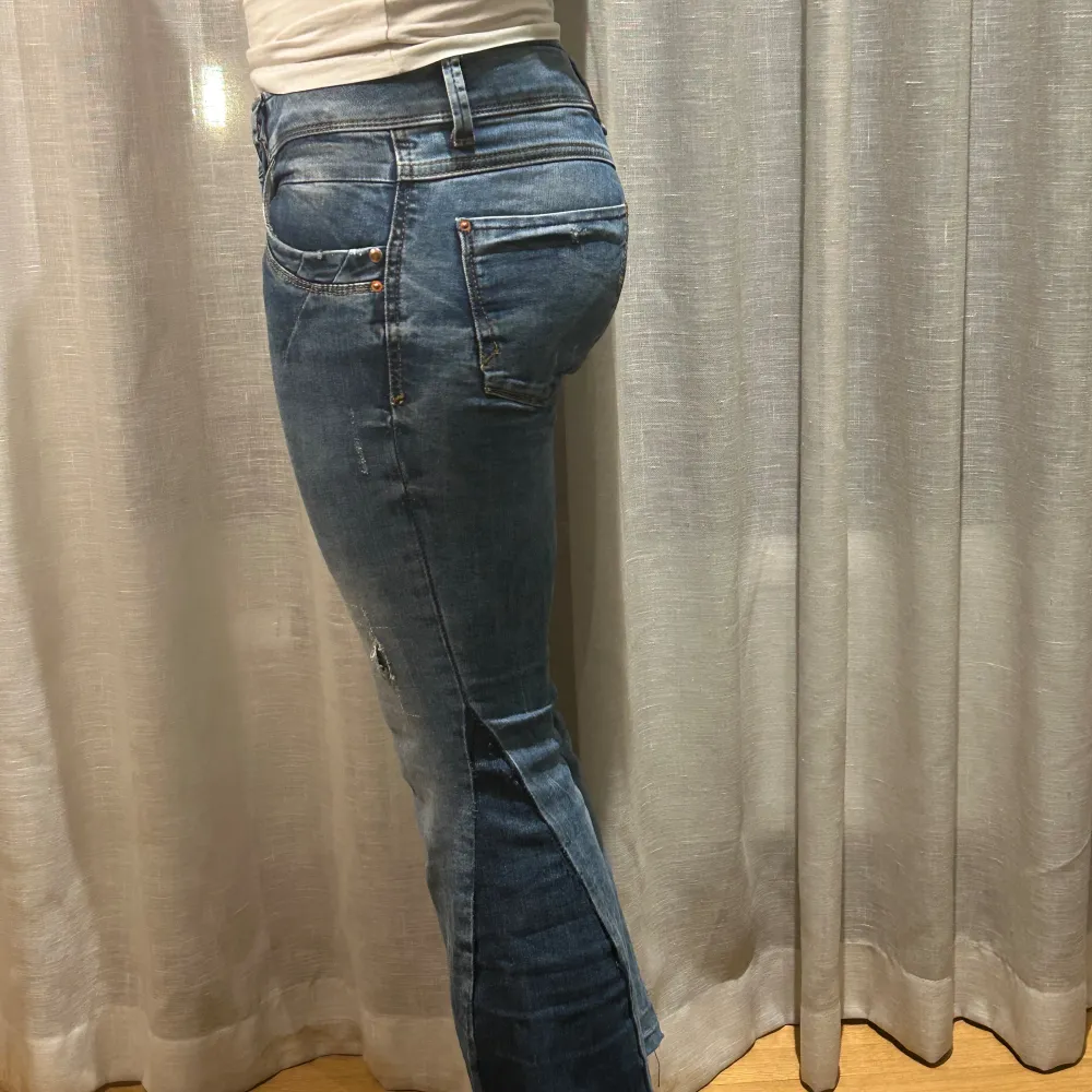 Super lågmidjade LTB jeans, omsydda till ett par unika jeans som ingen annan har. . Jeans & Byxor.