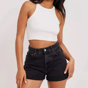 Jeans shorts, svarta högmidjade  - Gina Tricot shorts i färgen svart 💕 Högmidjade (36cm) , dessutom kan man justera längden om man känner för det 🫶. Dem är i perfekt skick 💕💕 Det ända annorlunda är att knapparna är silvriga. 400kr på deras hemsida. 