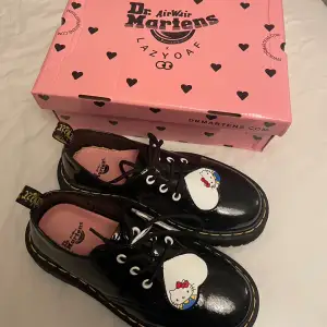 (Helt o använd) Hello Kitty skor från Martens 1461. Storlek: 40 Ordinarie pris:1900. Säljer för 1200 men priset går att diskutera. Fick den som present men skorna är alldeles för stor. Skriv för mer bild eller info!!😝 
