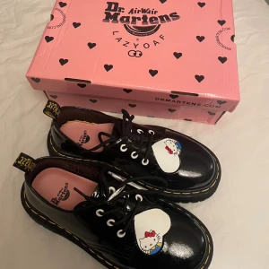  Hello Kitty skor av Martens - (Helt o använd) Hello Kitty skor från Martens 1461. Storlek: 40 Ordinarie pris:1900. Säljer för 900 men priset går att diskutera. Fick den som present men skorna är alldeles för stor. Skriv för mer bild eller info!!😝 