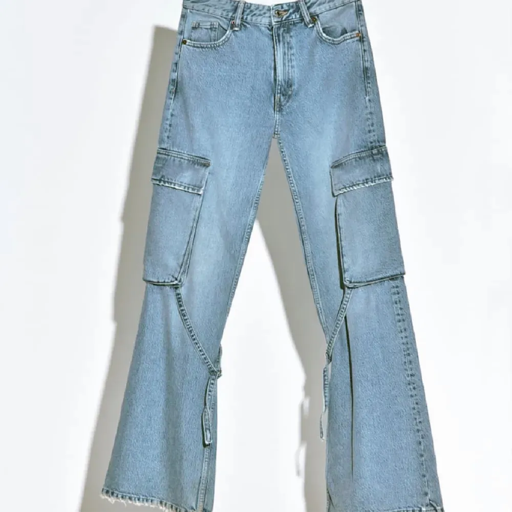 Aldrig använda, lappen kvar, storlek 32 ifrån Zara. Nypris 500. Jeans & Byxor.