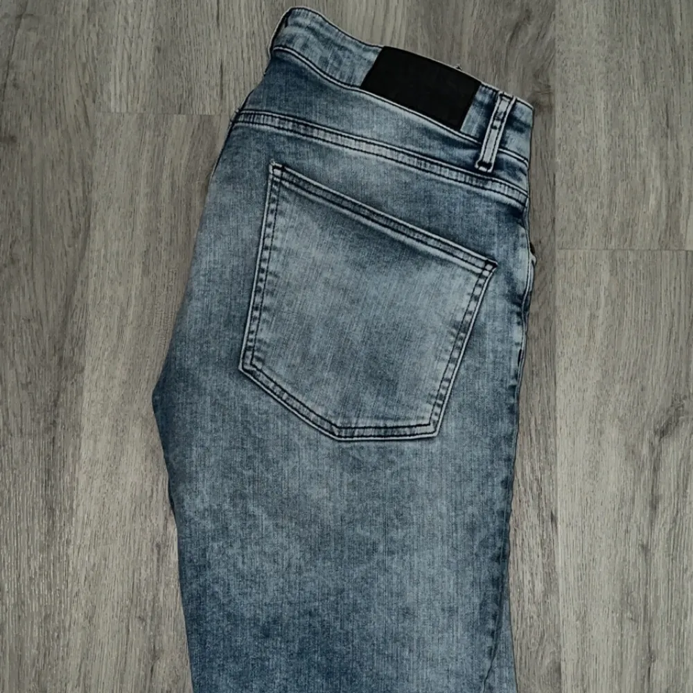 Riktigt bekväma jeans som sitter riktigt bra oavsett ens fysik, sitter inte för åt och inte heller för löst.   Storlek är 32/32 men passar även om man har 30/30. Jeans & Byxor.