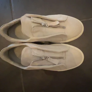 Arigato sneakers  - Säljer dessa stiga skor använda endast en gång. Nypris 2500. Säljer för 790kr  inklusive frakt. Storlek 41 men passar mig som har 39-40. 