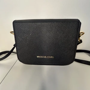 Väska  - Jätte fin och fräsch Michael Kors väska Köpt för 2199 kr. 