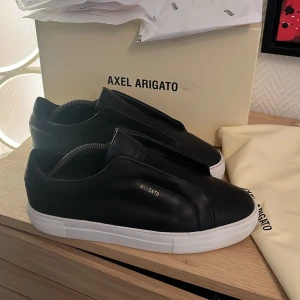 Axel Arigato skor (skin) - Säljer nu mina as feta Arigato skor i fint skick (9/10). Nypris 2,5k mitt pris 1399kr. Dustbag och papper medföljer. Kvitto finns. Hör av dig vid funderingar och pris kan diskuteras.mvh Mh.sellout💫